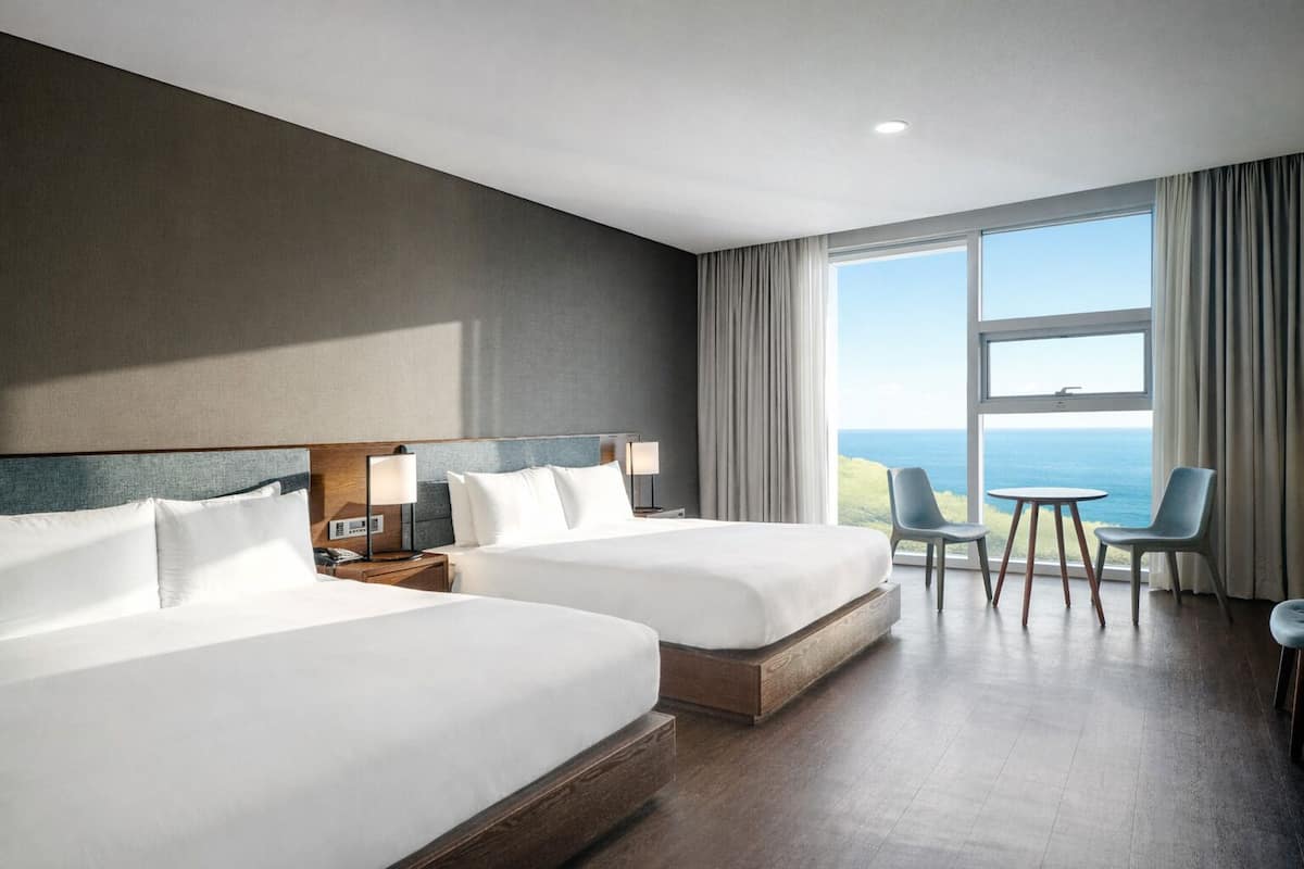 객실 내 금고, 암막 커튼, 침대 시트