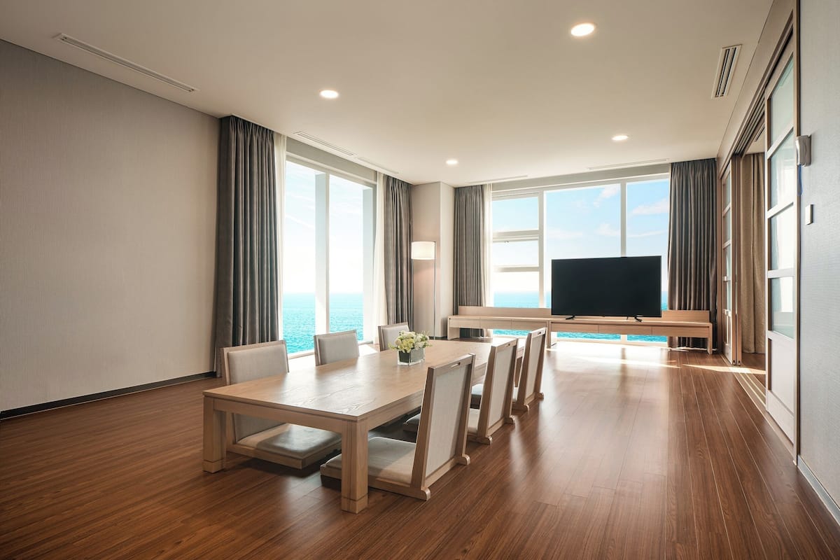 케이블 채널 시청이 가능한 65인치 평면 TV, TV, 탁구