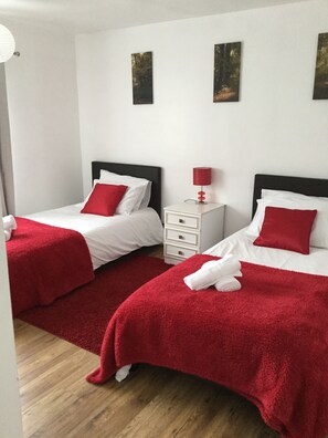 House, 4 Bedrooms | 4 bedrooms, premium bedding, iron/ironing board, free WiFi - Nice 4 Bedroom near Basildon Town Center (Basildon)