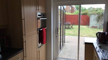 House, 4 Bedrooms | Private kitchen | Fridge, microwave, oven, stovetop