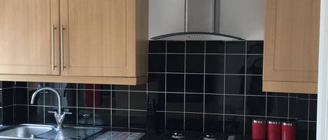 House, 4 Bedrooms | Private kitchen | Fridge, microwave, oven, stovetop