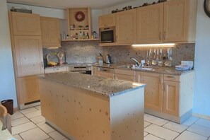 公寓, 3 間臥室, 露台, 山景 | 私人廚房 | 雪櫃、微波爐、焗爐、爐具