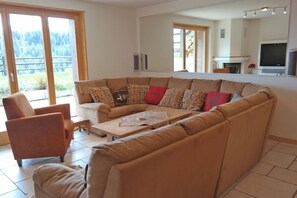 公寓, 3 间卧室, 露台, 山景 | 客厅 | 平板电视、壁炉、DVD 播放器