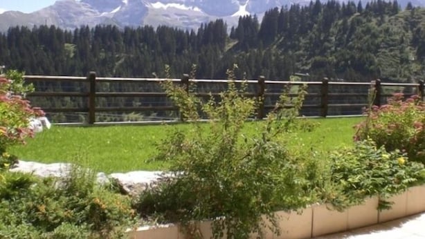 A mountain landscape with a wooden fence in the foreground. - Appartement Esserts A14 (Val d'Illiez)