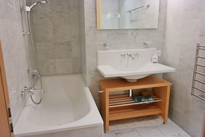 Apartment, 3 Bedrooms, Terrace, Mountain View | Bathroom | Separate tub and shower, towels