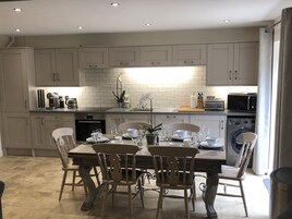 Exclusive Cottage, 3 Bedrooms | Dining