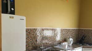 Standard Apartment, 1 Bedroom | Private kitchenette | Refrigerator (on request), microwave - Cabañas Ariskaiken (Punta Arenas)