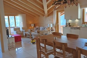 Apartment, 3 Bedrooms, Balcony, Mountain View | In-room dining