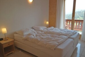 Apartment, 3 Bedrooms, Balcony, Mountain View | 3 bedrooms, free WiFi, bed sheets