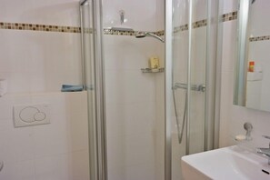Apartment, 3 Bedrooms, Balcony, Mountain View | Bathroom | Separate bathtub and shower, hair dryer, towels - Appartement Esserts A42 (Val d'Illiez)