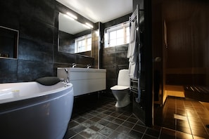 Deep-soaking bathtub - Hotell Vaxblekaregården (Eksjo)