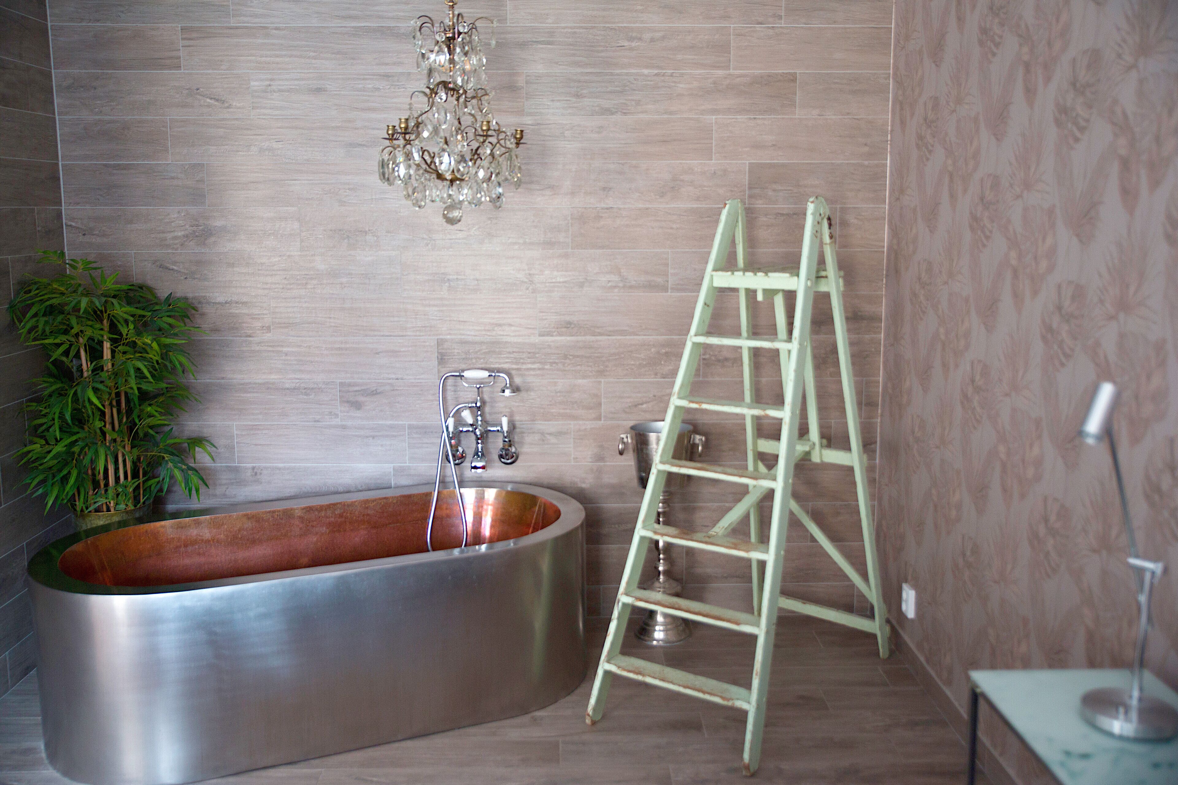 deluxe suite, bathtub | premium bedding, pillow-top beds, individually decorated