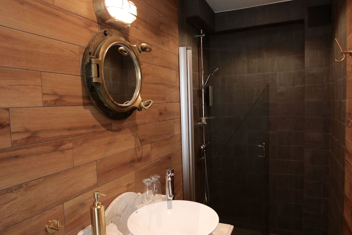 standard single room, 1 large single bed, city view | bathroom | free toiletries, hair dryer, towels, soap