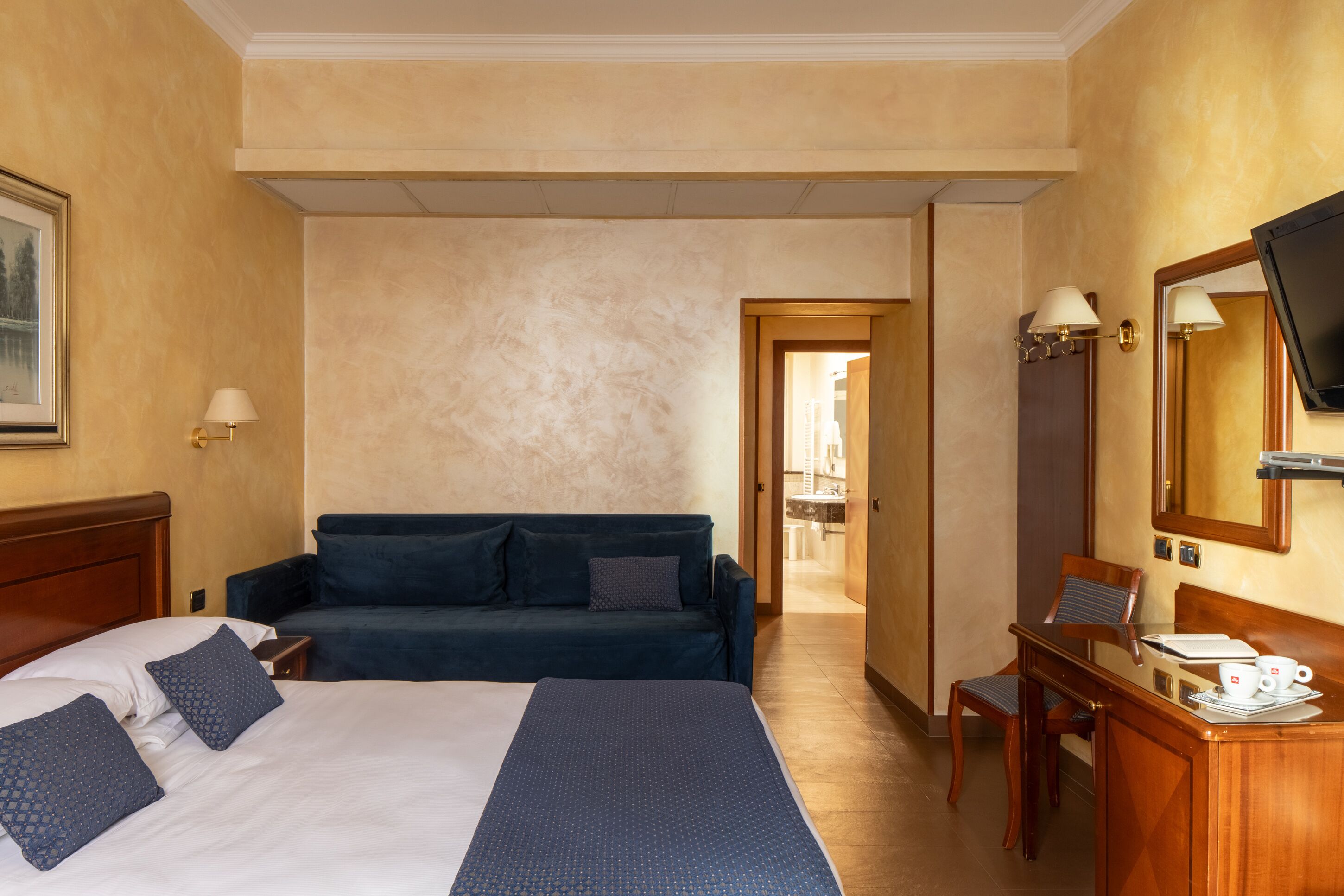 luxury double room | 1 bedroom, in-room safe, soundproofing, free wifi