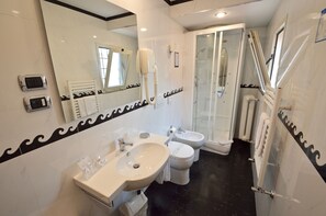 Superior Double or Twin Room (doccia idromassaggio) | Bathroom | Free toiletries, hair dryer, bidet, soap - Hotel Montecarlo (Rome)