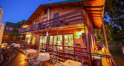 San Art Floating Hostel&Apartments