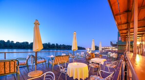 Terrace/patio - San Art Floating Hostel&Apartments (Belgrade)