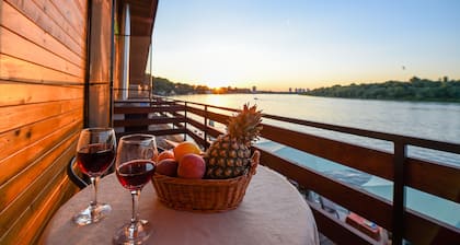 San Art Floating Hostel&Apartments