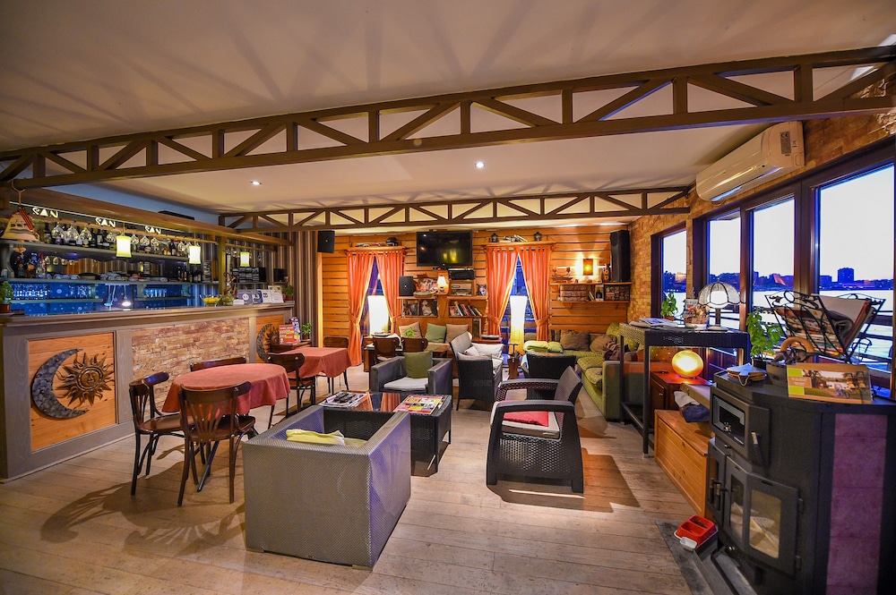 San Art Floating Hostel by null