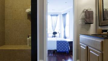 Premium Duplex, 2 Bedrooms, City View | Bathroom | Jetted tub, free toiletries