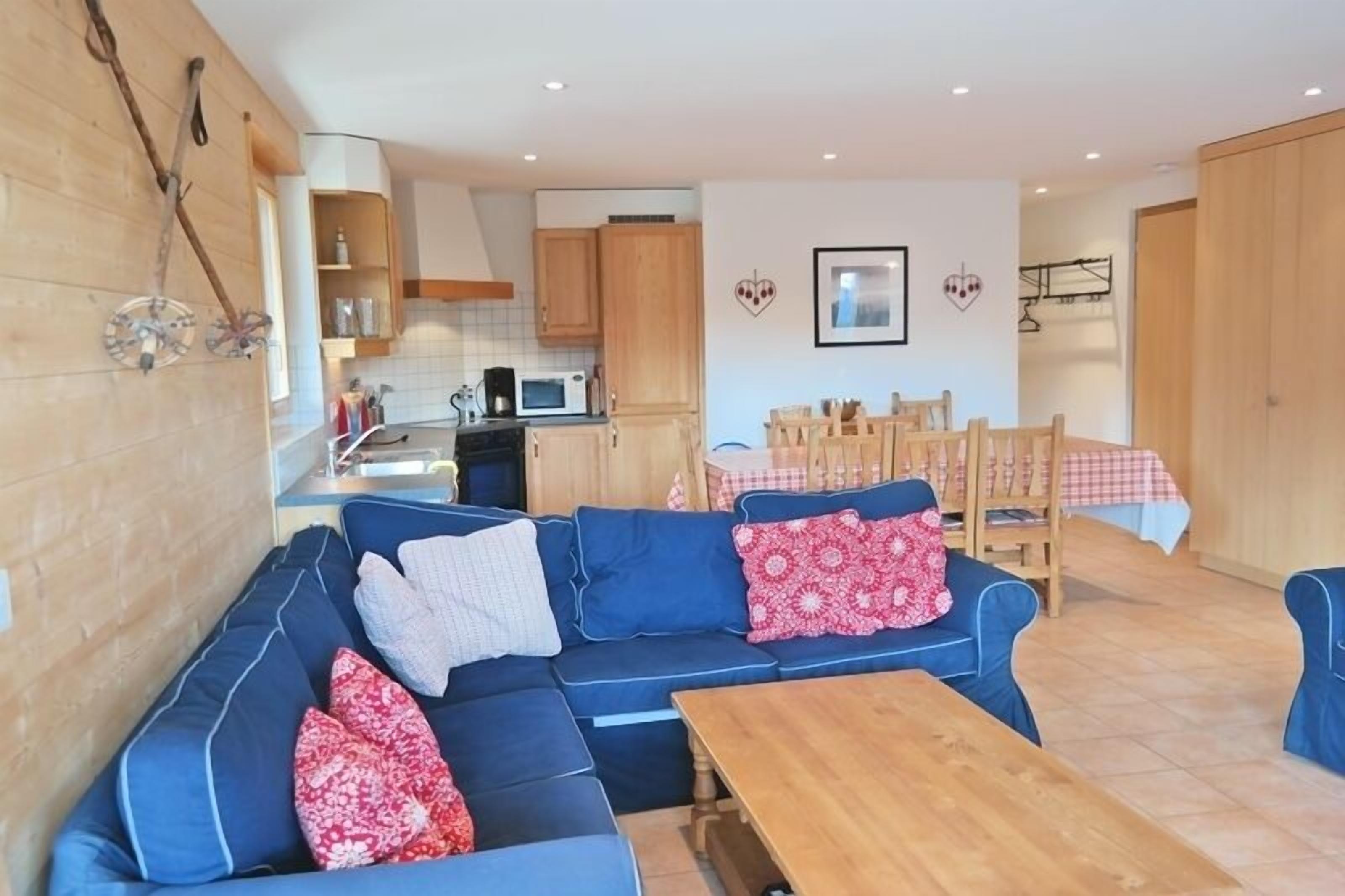 Apartamento, 3 quartos, sacada, vista para a montanha | Sala de estar | TV de tela plana, lareira, DVD player