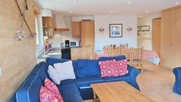 Apartamento, 3 quartos, sacada, vista para a montanha | Sala de estar | TV de tela plana, lareira, DVD player