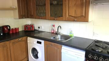 House, 3 Bedrooms | Private kitchen | Full-size fridge, oven, stovetop, dishwasher