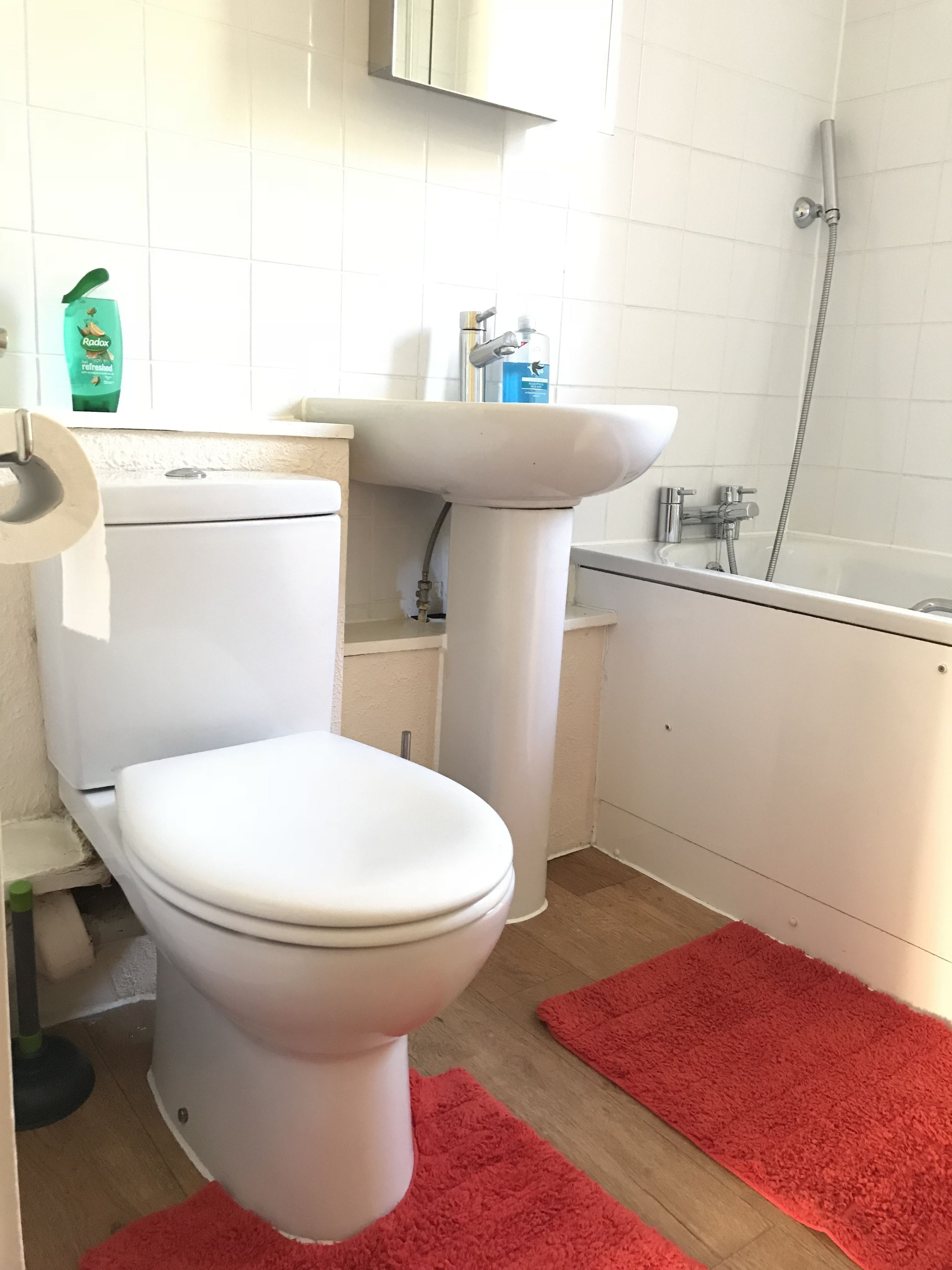 Un baño con inodoro, lavabo y bañera.