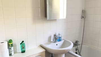 House, 3 Bedrooms | Bathroom | Combined shower/bathtub, free toiletries, hair dryer, towels