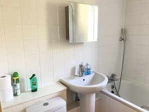 House, 3 Bedrooms | Bathroom | Combined shower/bathtub, free toiletries, hair dryer, towels - Three Bedroom House in Basildon (Basildon)
