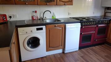 House, 3 Bedrooms | Private kitchen | Full-size fridge, oven, stovetop, dishwasher