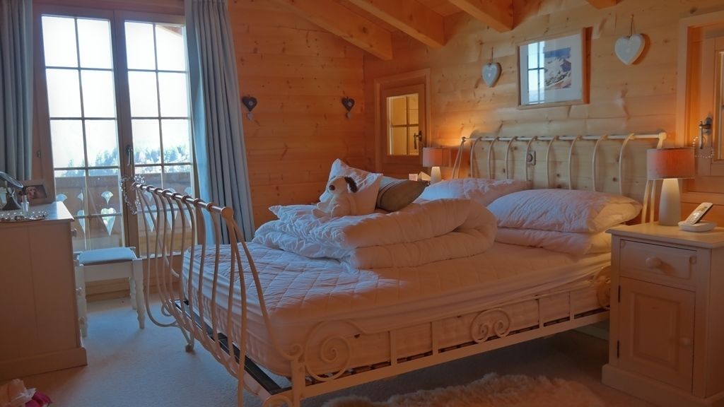 Nhà gỗ, 4 phòng ngủ, hiên, quang cảnh núi | 4 phòng ngủ, khu vực làm việc phù hợp cho laptop 