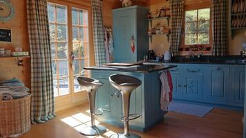 Chalet, 4 kamar tidur, teras, pemandangan gunung | Dapur pribadi | Lemari es, microwave, oven, dan kompor