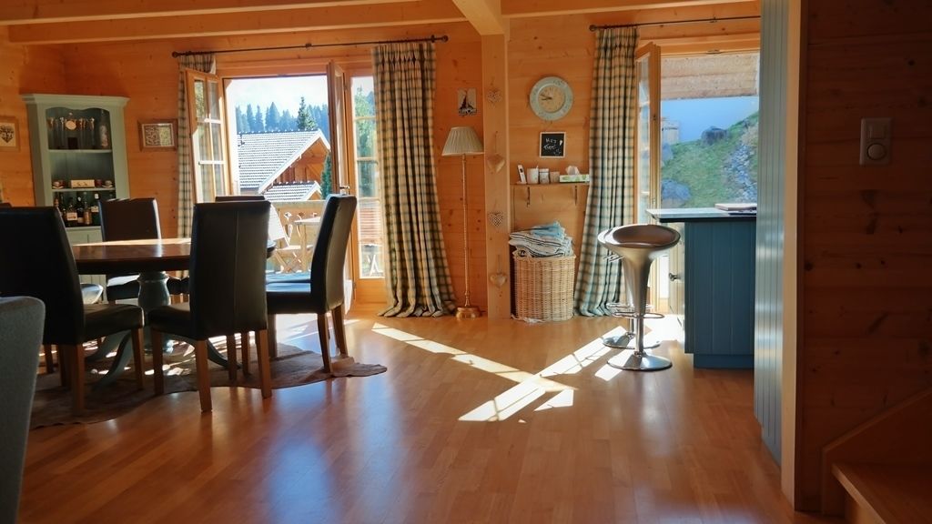 Nhà gỗ, 4 phòng ngủ, hiên, quang cảnh núi | Khu vực ăn uống tại phòng