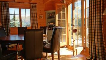 Chalet, 4 kamar tidur, teras, pemandangan gunung | Makan di kamar