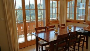 Apartamento, 3 quartos, sacada, vista para a montanha | Opções para refeição no quarto