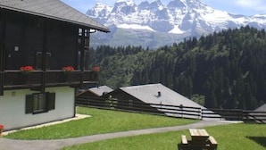 A chalet with a balcony overlooking a mountainous landscape. - Appartement Myrtilles 25 (Val d'Illiez)