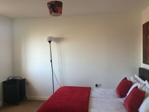 Apartment, 2 Bedrooms | Bathroom | Free toiletries, hair dryer, towels - Two Bedroom Apartment in Basildon (Basildon)