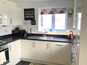 Apartment, 2 Bedrooms | Private kitchen | Full-size fridge, microwave, oven, stovetop - Two Bedroom Apartment in Basildon (Basildon)