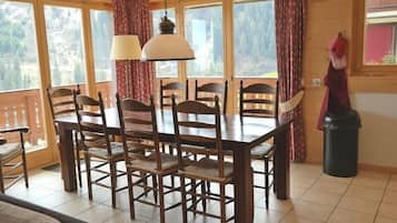 Apartment, 3 Schlafzimmer, Balkon, Bergblick | Essbereich im Zimmer