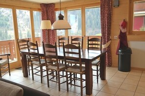 Appartamento, 3 camere da letto, balcone, vista montagna | Pasti in camera