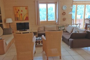Apartment, 3 Schlafzimmer, Balkon, Bergblick | Wohnbereich