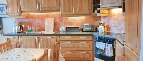 Refrigerador, microondas, horno, placa de cocina