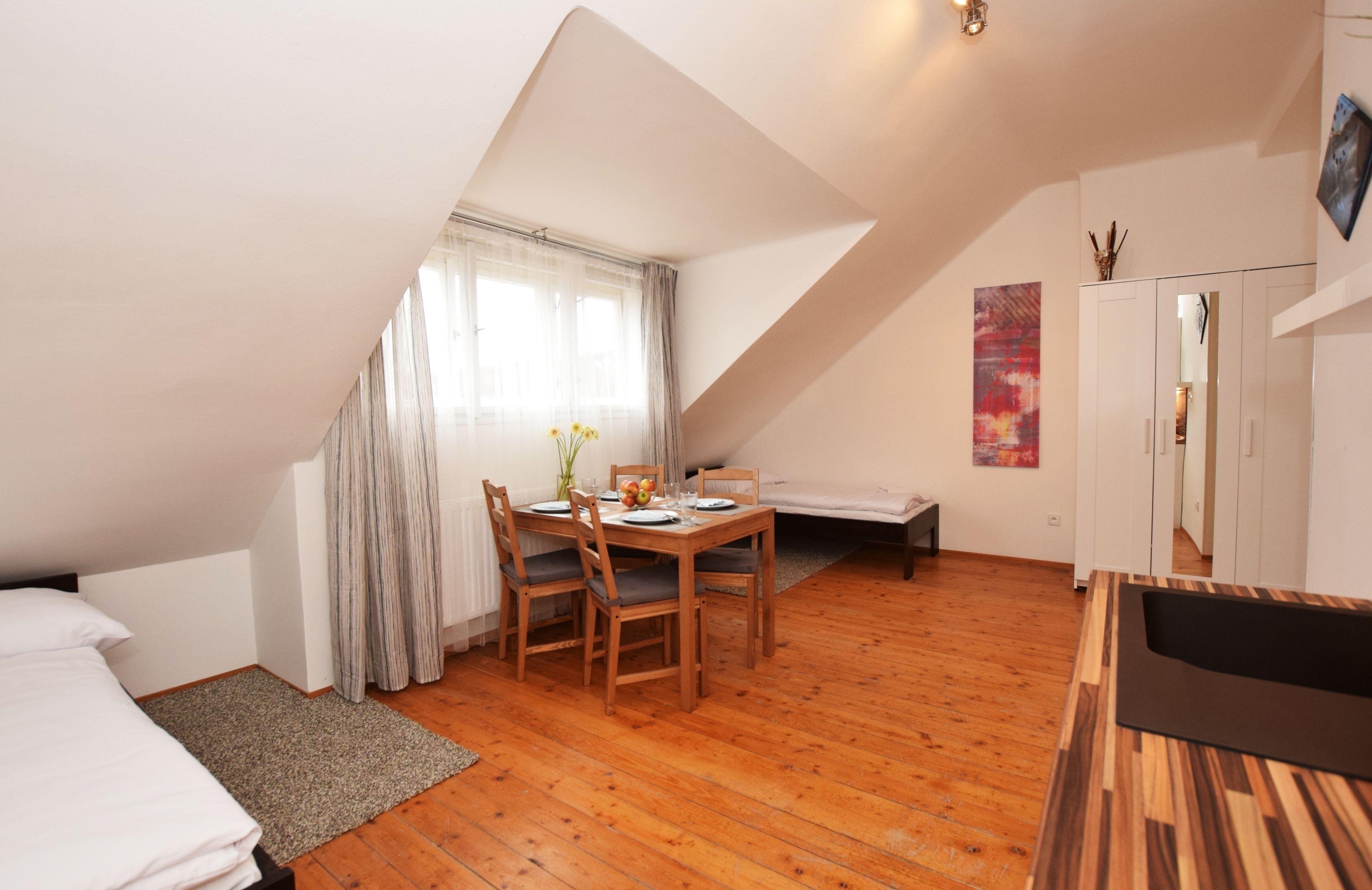 Cortinas blackout, tabla de planchar con plancha y wifi gratis 