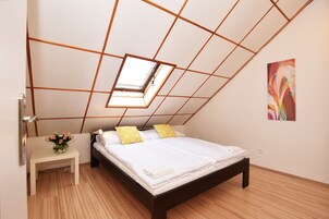 Apartamento clássico, 2 quartos, cozinha, vista para a cidade | Cortinas blackout, ferros/tábuas de passar roupa, Wi-Fi de cortesia