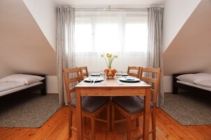 Apartamento clássico, 2 quartos, cozinha, vista para a cidade | Cortinas blackout, ferros/tábuas de passar roupa, Wi-Fi de cortesia