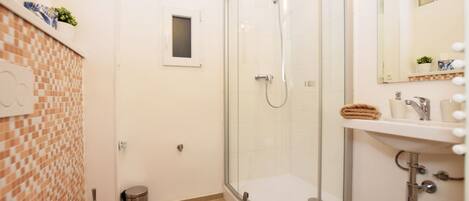 Classic-Apartment, 2 Schlafzimmer, Küche, Stadtblick | Badezimmer