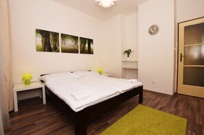 Classic-huoneisto, 2 makuuhuonetta, keittiö, kaupunkinäköala | Pimennysverhot, silitysrauta/-lauta, ilmainen Wi-Fi