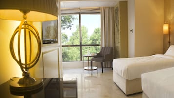 Deluxe Tranquil Sleep Room | ๊ฐ์ค ๋ด ๊ธ๊ณ , ์ฑ
์, ์๋ง ์ปคํผ, ๋ฐฉ์ ์ค๋น