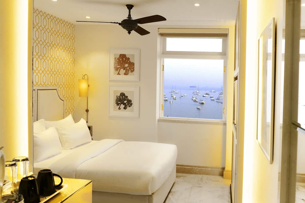 Deluxe Sea Facing Room | 客房内保险箱、办公桌、遮光窗帘、隔音